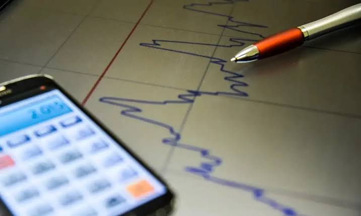 Crédito caro, consumo em queda: como os juros ainda travam a retomada da economia brasileira Crédito caro, consumo em queda: como os juros ainda travam a retomada da economia brasileira