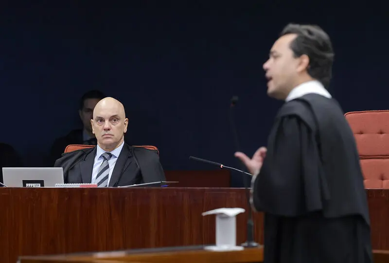 Célula de prova ou vão sem perícia? O labirinto jurídico do celular do “kid preto” A defesa do militar ligado às chamadas “kids pretos” questiona validade de evidências — e abre debate sobre garantias e métodos na investigação federal.