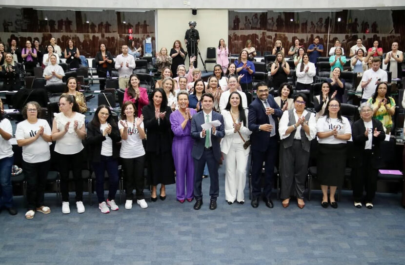 Parlamento paranaense inicia capacitação para fortalecer atuação de procuradoras da mulher No primeiro dia do seminário organizado pela Assembleia Legislativa do Estado do Paraná, mais de 220 procuradorias municipais são convocadas a trocar experiências e fortalecer o enfrentamento à violência de gênero.