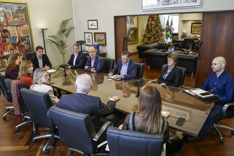 Curitiba abre portas para inovação: prefeito Pimentel recebe comitiva da Catalunha para projetar futuro na saúde