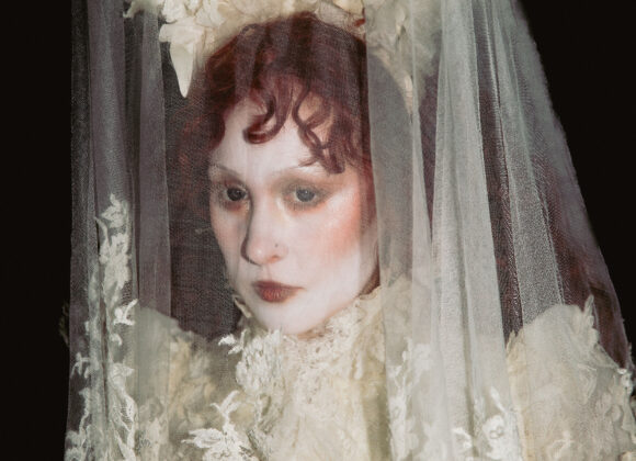 Chappell Roan se transforma em “banshee gritante” no Corona Capital com McQueen