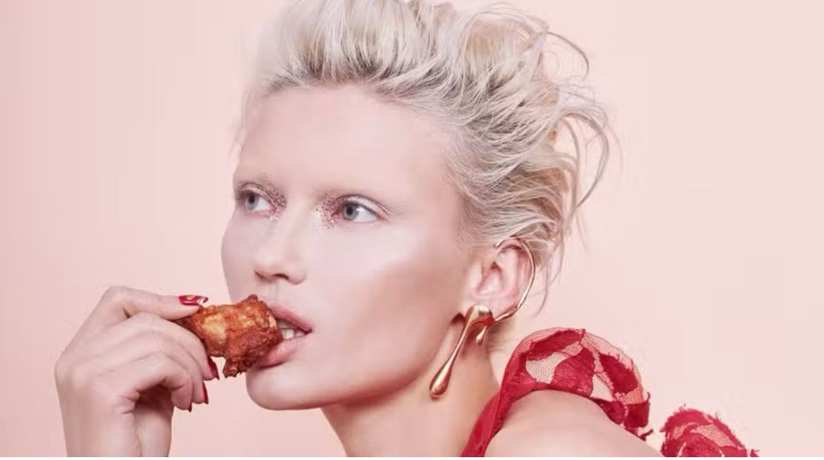 Ultraprocessados: o inimigo invisível por trás do envelhecimento precoce da pele Ultraprocessados: o inimigo invisível por trás do envelhecimento precoce da pele