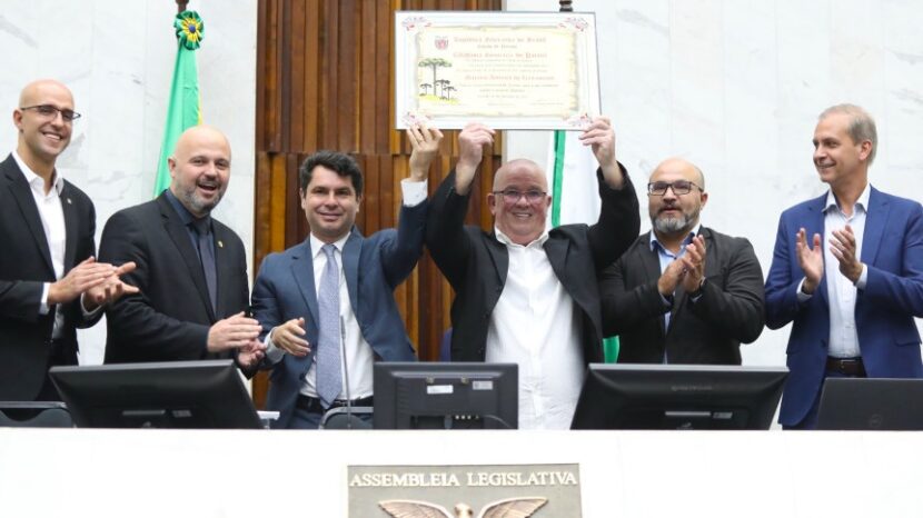 Ex-campeão mundial de boxe Macaris do Livramento recebe título de Cidadão Honorário do Paraná dde69fa9-786c-4522-9d63-1f15285ffc3a.jpg