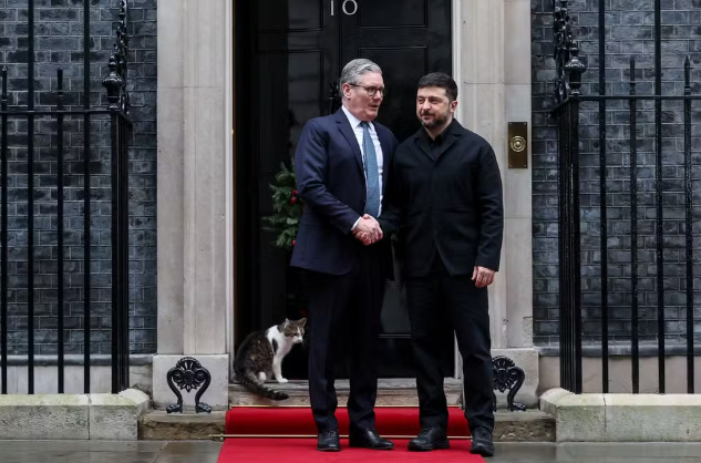 Gato Larry vira atração em encontro de Zelensky com líderes europeus Captura de tela 2025-12-09 145707