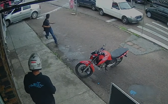 Homem foge após causar acidente em rua de Curitiba Captura de tela 2025-12-10 143359