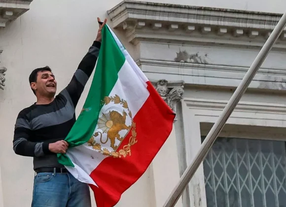 Um-manifestante-escalou-a-fachada-da-Embaixada-da-Republica-Islamica-do-Ira-no-centro-de-Londres-para-remover-a-bandeira_Imagem-Dinendra-Haria-LNP