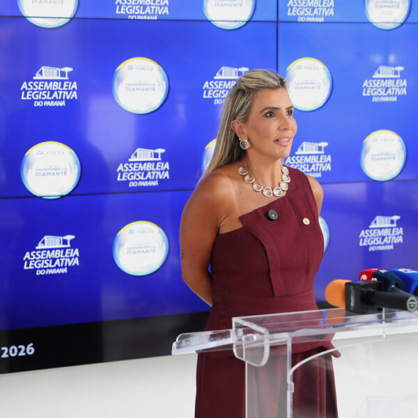 Flávia Francischini assume interinamente a presidência da Assembleia Legislativa