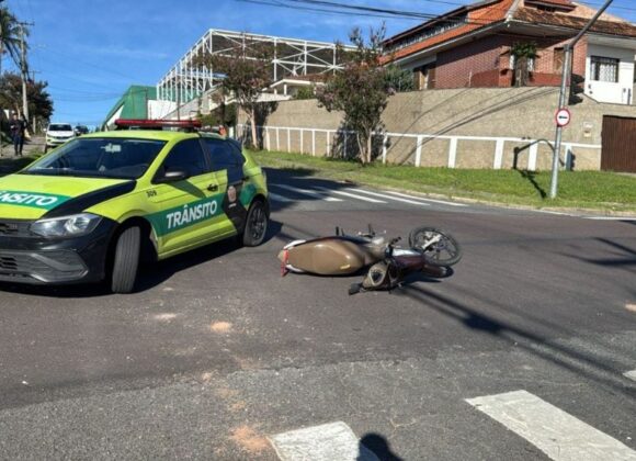 Motociclista morre após avançar sinal e bater contra carro no bairro Parolin moto-parolin-960x592