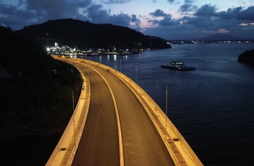 Ponte de Guaratuba ganha iluminação e revela visual noturno