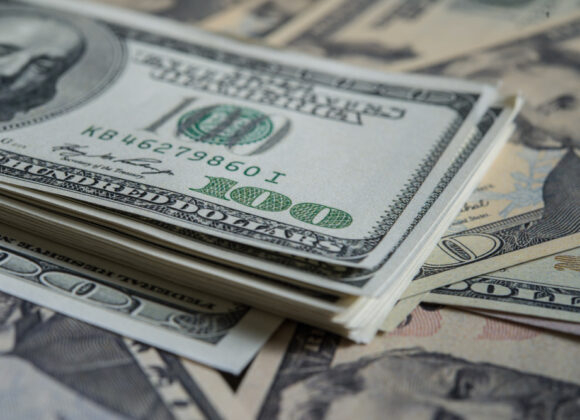 Dólar sobe e Bolsa cai em dia de cautela no mercado 744