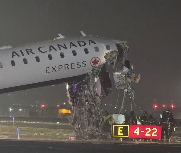 Avião colide com veículo em aeroporto de Nova York e deixa mortos