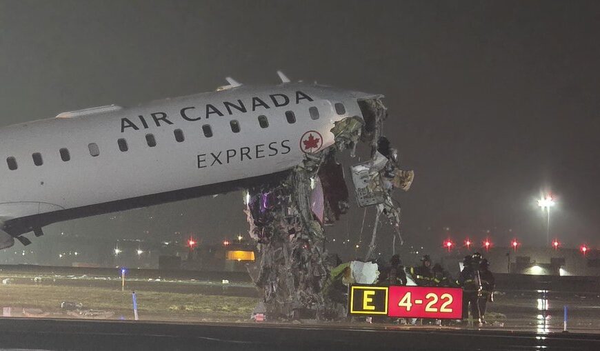 Avião colide com veículo em aeroporto de Nova York e deixa mortos