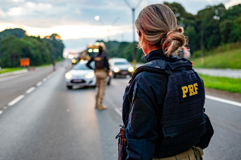 PRF realiza operação com policiais femininas e destaca protagonismo
