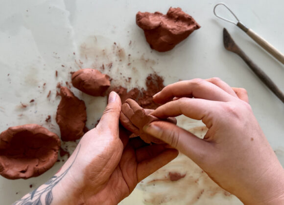 oficina de modelagem em argila no MON