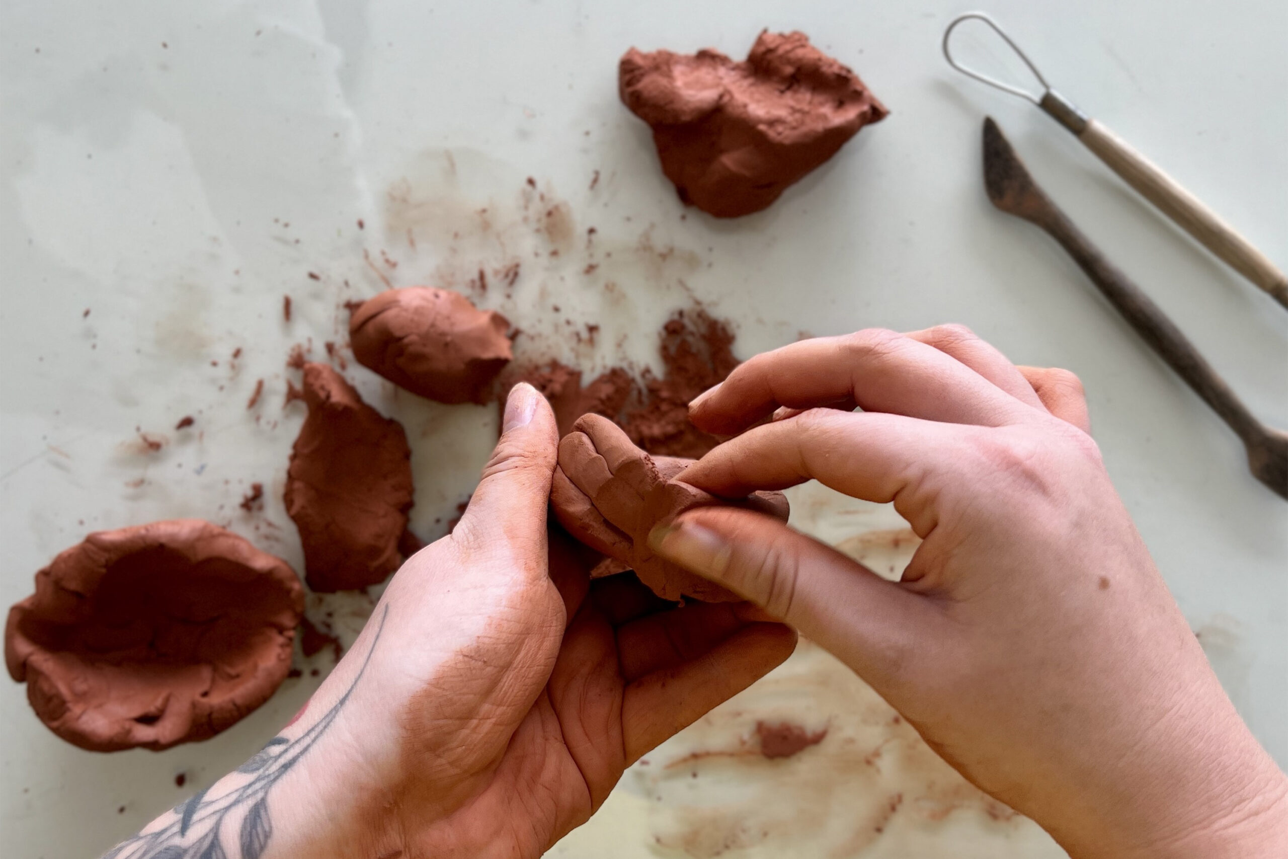 Oficina de modelagem em argila no MON abre inscrições oficina de modelagem em argila no MON