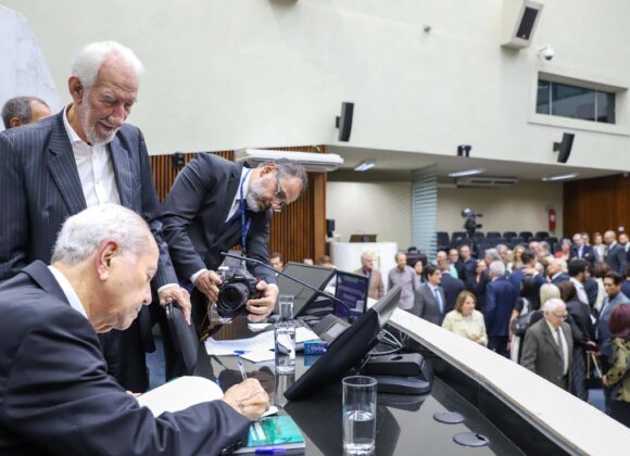 Livro sobre política do Paraná reúne bastidores e 60 anos de história livro política paranaense