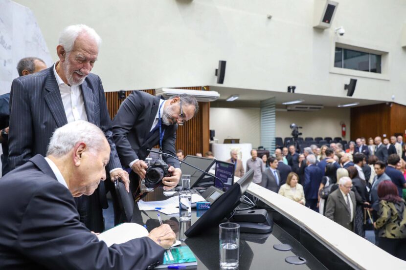 Livro sobre política do Paraná reúne bastidores e 60 anos de história livro política paranaense