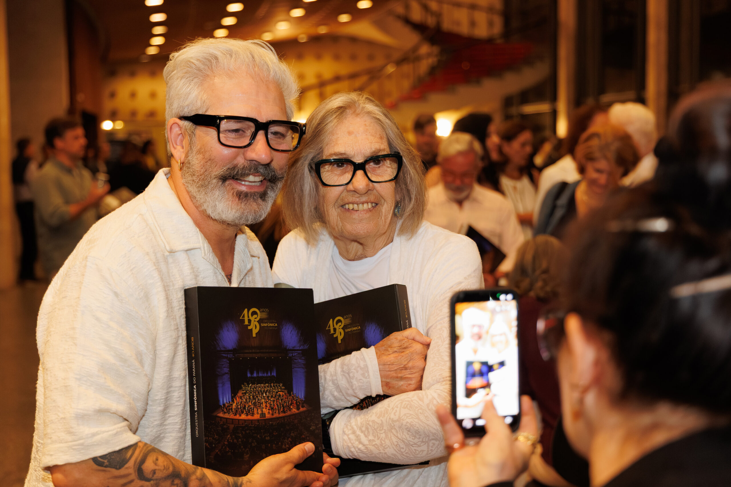 Livro Orquestra Sinfônica do Paraná 40 anos reúne público livro Orquestra Sinfônica do Paraná 40 anos